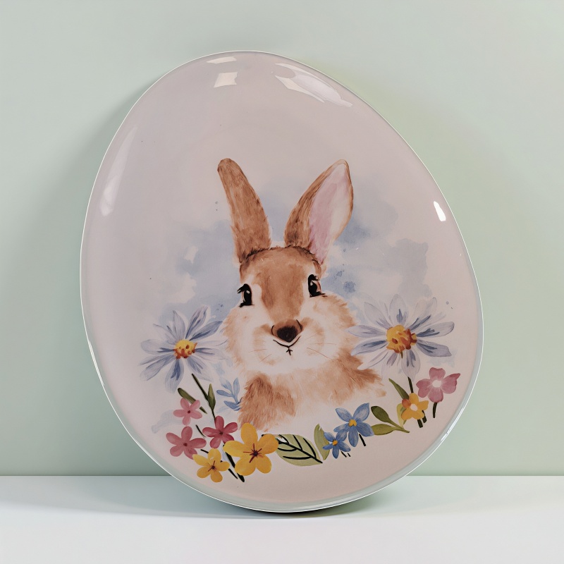 Великденско плато Зайче сред цветята